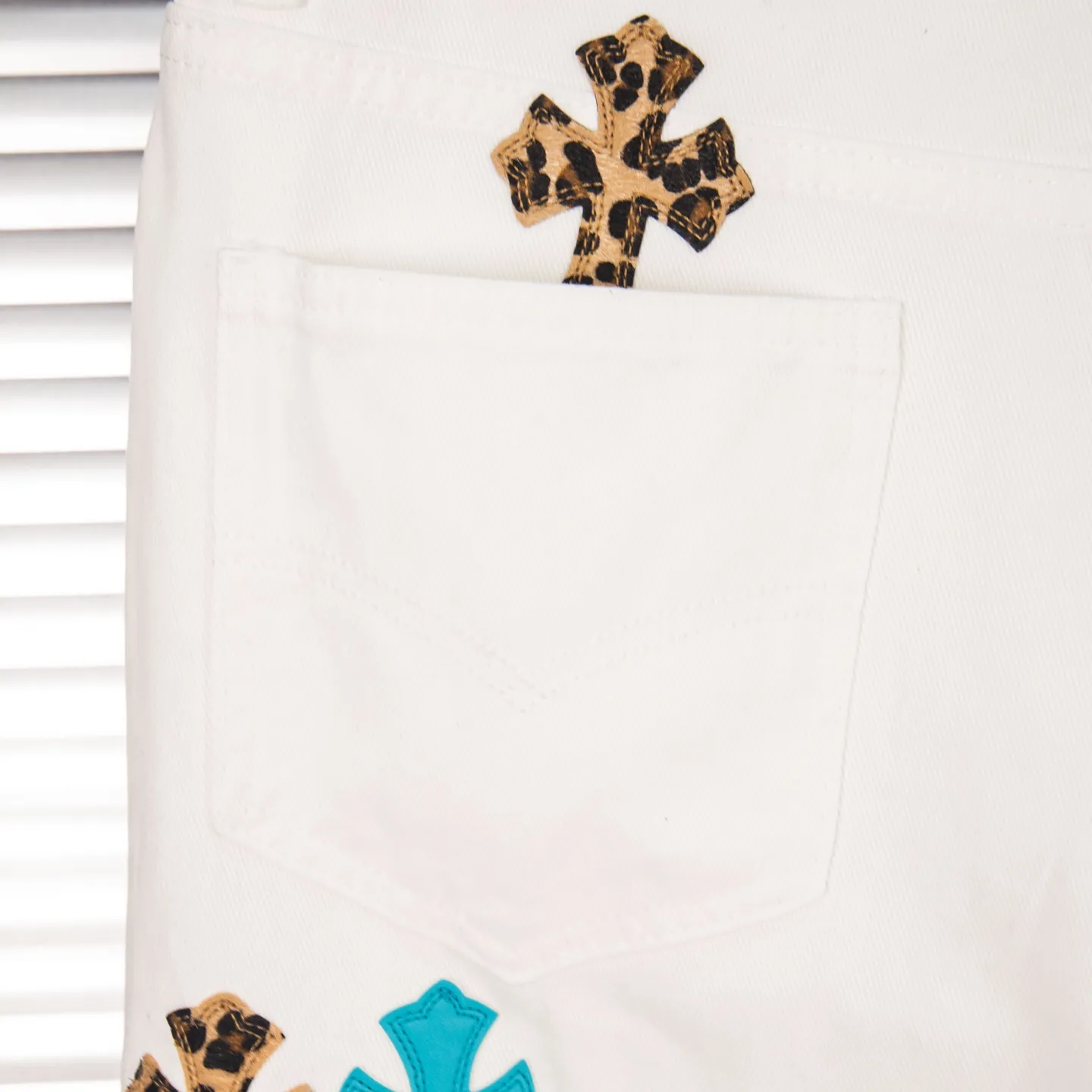 P260 Chrome Hearts 25SS white pants with three-color leopard print blue leather jeans. Chrome Hearts' pants with the most popular colors are made of beaded canvas fabric. Heavy washing makes the upper body of the fabric more textured and the pants are tall and straight! The three-dimensional cutting of the whole trousers is a masterpiece! The hardware is customized by zp. The beaded canvas fabric is thick and soft after being washed. It has good breathability. Customized small leather label. Unique design. The details are simple and elegant, and the workmanship is exquisite. The whole trousers are neatly routed and the details are in place! It’s so cool that both men and women can easily control the genderless trend! Style number: 1771# Color: White Size: 28 30 32 34 36